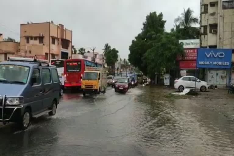 புரெவி புயல்: வெளுத்து வாங்கும் மழையால், சென்னையில் தேங்கும் மழை நீர்!