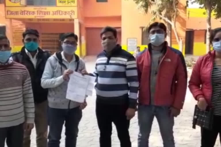 बीएसए को ज्ञापन सौंपने पहुंचे अभ्यर्थी.