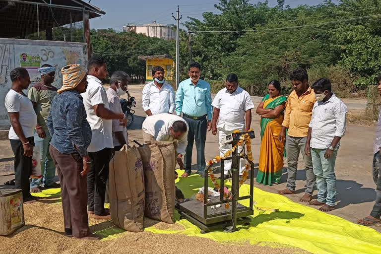 nirmal amc chairman muthyam reddy said Farmers should not be deceived by trusting agents