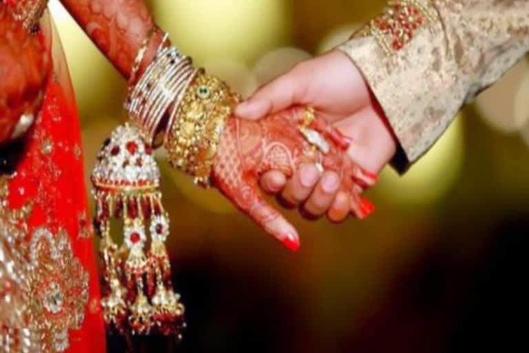 interfaith marriage stopped in UP Love Jihad interfaith marriage interfaith marriage in Lucknow Hindu Mahasabha Lucknow police anti-conversion law ഉത്തർപ്രദേശിൽ മിശ്ര വിവാഹം പൊലീസ് തടഞ്ഞു മിശ്ര വിവാഹം ഉത്തർപ്രദേശ്