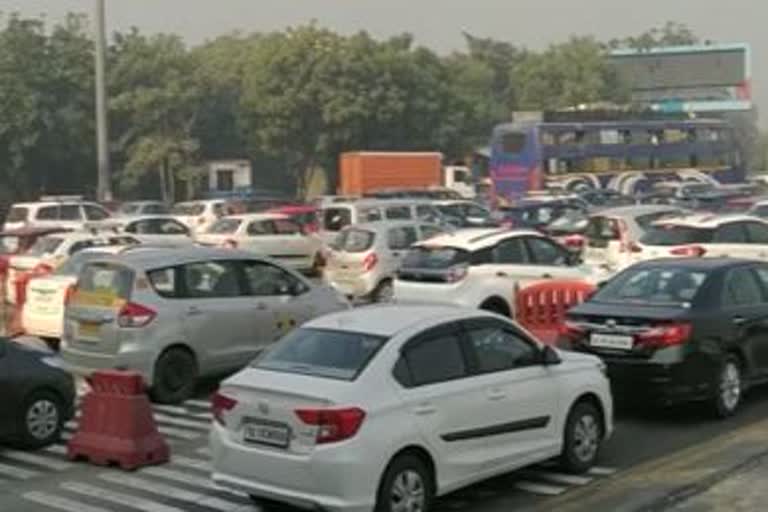 نوئیڈا دہلی سرحد پر ٹریفک نظام شدید متاثر