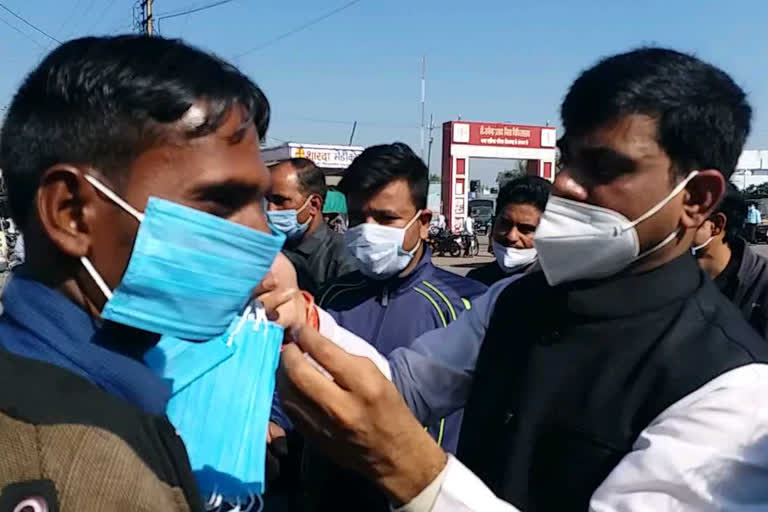 mla Rakesh Giri distributed masks to people for free on the streets of Tikamgarh