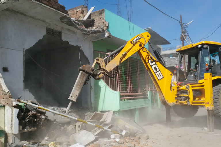 Bulldozer fired on illegal house of notorious criminal