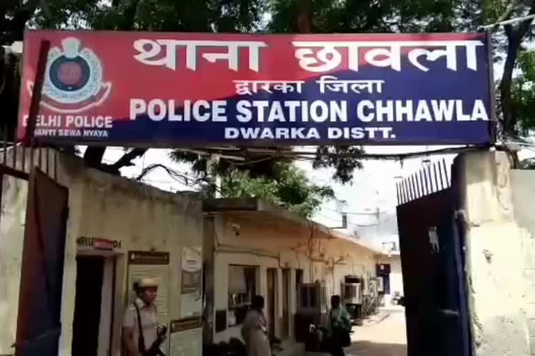 lady arrested with illegal liquor in chhawla area