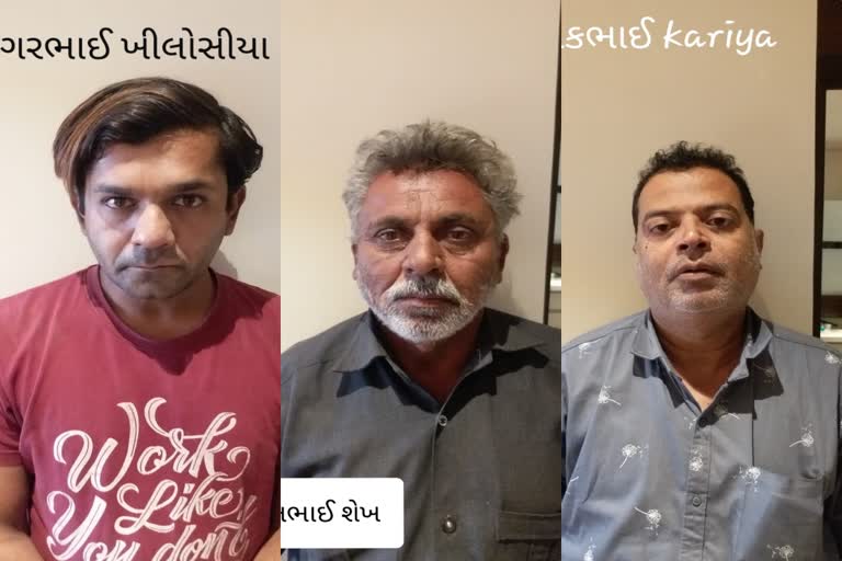 મહેસાણામાં 200ના દરની નકલી નોટો બેંકમાં જમા કરાવનાર આરોપીઓ રાજકોટથી ઝડપાયા