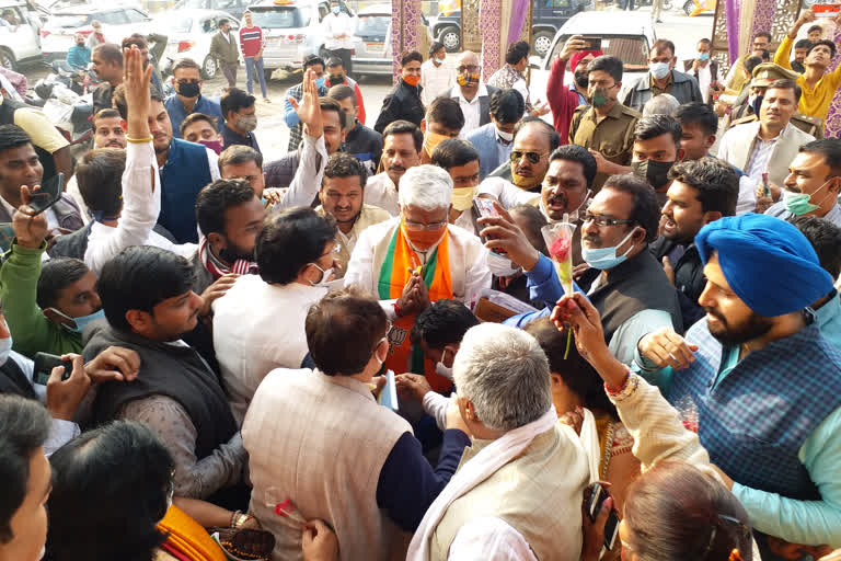 बीजेपी प्रदेश अध्यक्ष स्वतंत्र देव सिंह ने शुक्रवार को कानपुर में कार्यकर्ताओं के संग मंडल स्तरीय बैठक की. कानपुर के एक निजी गेस्ट हाउस में हुई बैठक में बीजेपी प्रदेश अध्यक्ष