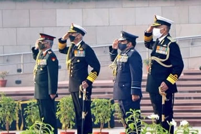 Chiefs of Navy, Army, Air Force pay homage at National War Memorial on Navy Day