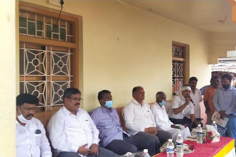 Satish Jarakiholi visits Goundawada village