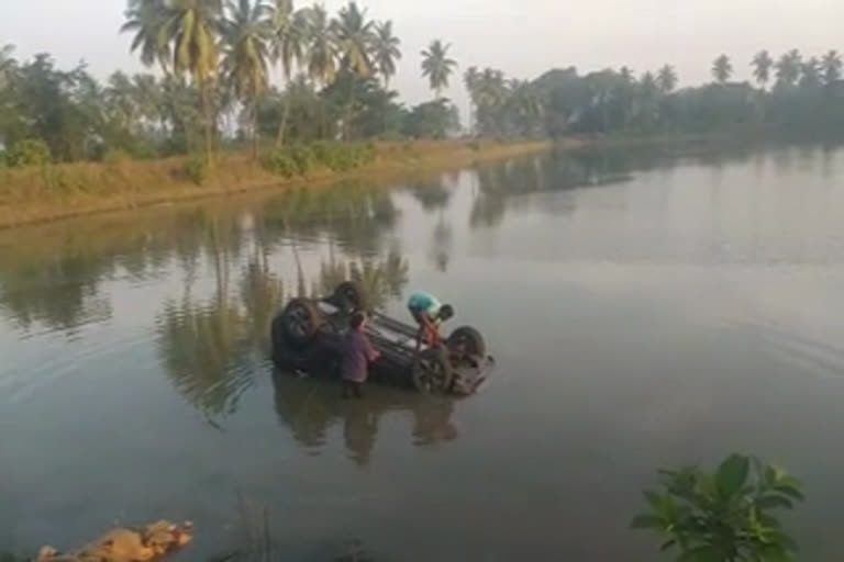 Andhra Pradesh accident  car accident in East Godavari  accident death  ഈസ്റ്റ് ഗോദാവരി അപകടം  കാറപകടത്തിൽ മൂന്ന് പേർ കൊല്ലപ്പെട്ടു  കാറപകടം