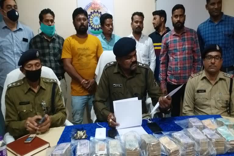 two-accused-arrested-in-odisha-for-theft-of-10-lakh-from-government-liquor-shop-in-mahasamund