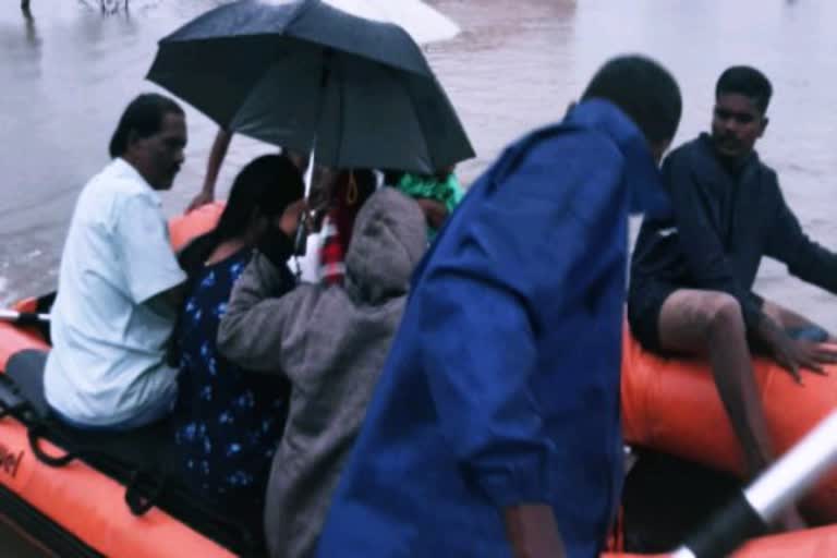 Fire department rescues 7 people trapped in floods  7 People Rescued In Flood  7 People Rescued Flood in Kancheepuram  Kancheepuram Flood  வெள்ளத்தில் சிக்கித் தவித்த 7 பேர் மீட்பு  புரெவி புயல்  7 பேர் மீட்பு  ஊத்துக்காடு