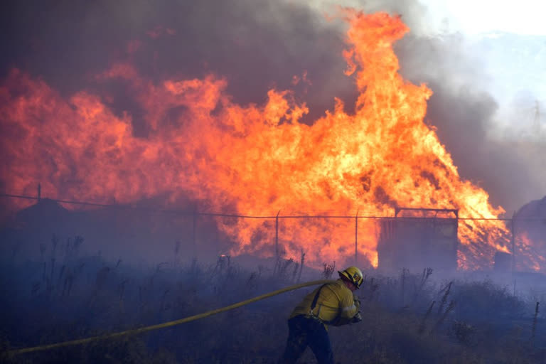 25,000 residents flee wildfire in southern California