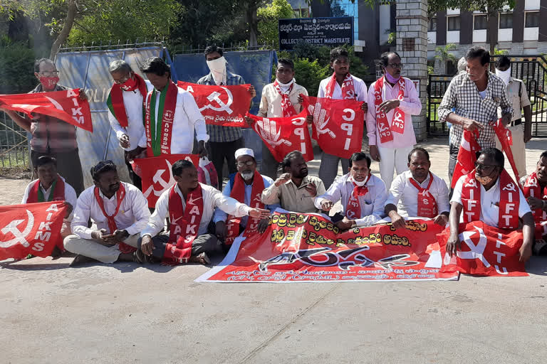 left parties protest in nirmal to support farmers strike in delhi