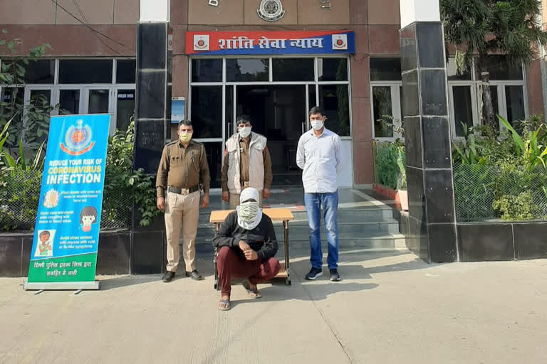 dwarka anti snatching team arrested a crook