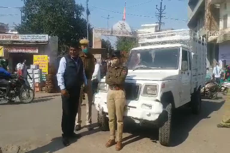 देसी शराब से भरी पिकअप जब्त, pickup seized with Indian liquor