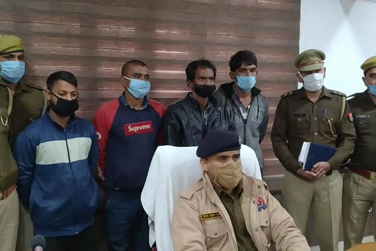 पुलिस की गिरफ्त में गांजा तस्कर.