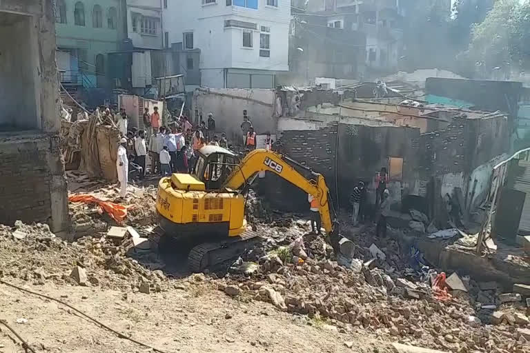 ction of breaking the houses becoming obstructed in road construction