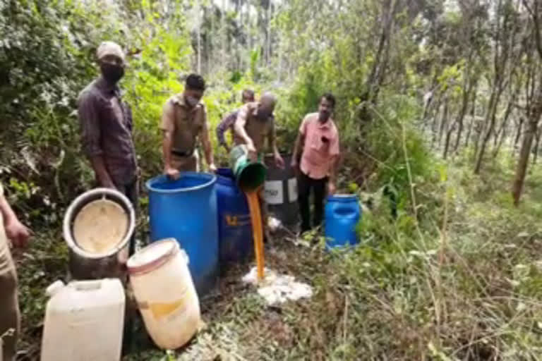 excise seized 650 liter wash  wayanad  wayanad latest news  വയനാട്ടില്‍ 650 ലിറ്റർ വാഷ് പിടികൂടി  wayanad crime news  crime news  crime latest news  ക്രൈം ന്യൂസ്  വയനാട്