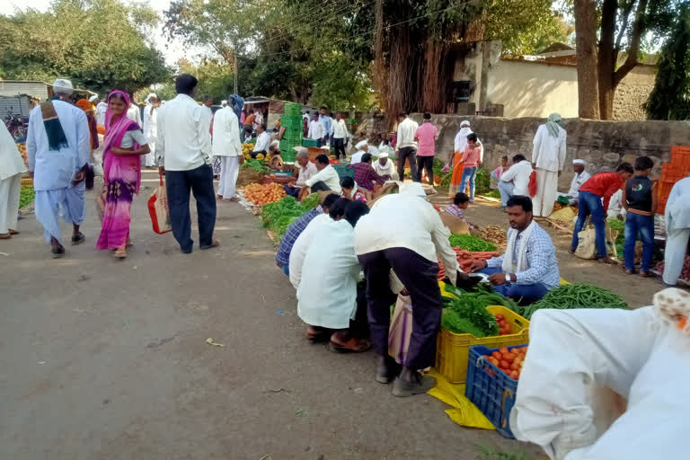 बाजारातील गर्दी