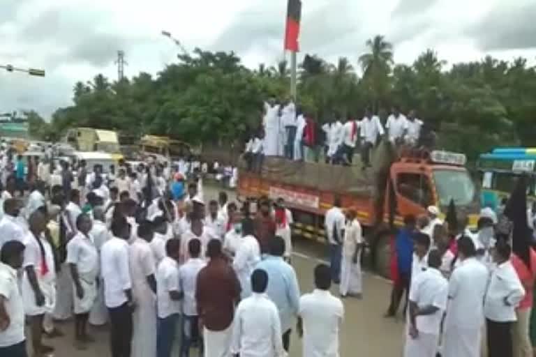 சேலம்-சென்னை தேசிய நெடுஞ்சாலையில் திமுக போராட்டம்