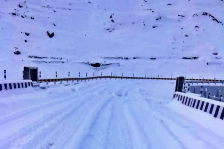 Manali Leh road closed in wake of heavy snowfall