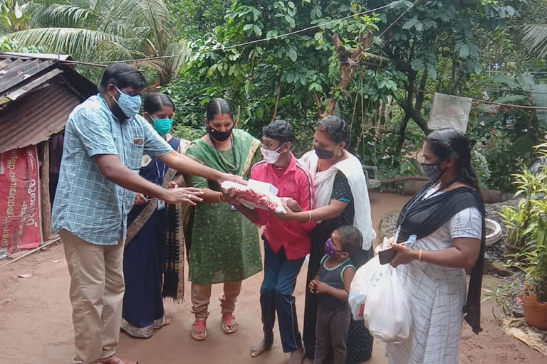 ലോക ഭിന്നശേഷി ദിനം  കുട്ടികളുടെ വീട് സന്ദർശിച്ച് സമ്മാനങ്ങൾ നൽകി  differently-abled children  home visit  കുട്ടികളുടെ വീട് സന്ദർശിച്ച് സാമൂഹ്യ പ്രവർത്തകർ