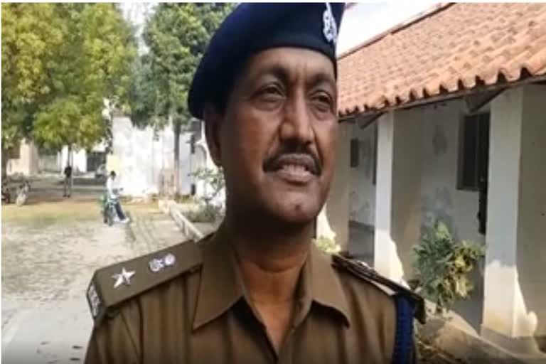 जानकारी देते अपर पुलिस अपर पुलिस अधीक्षक पूर्वी अनिल कुमार यादव.