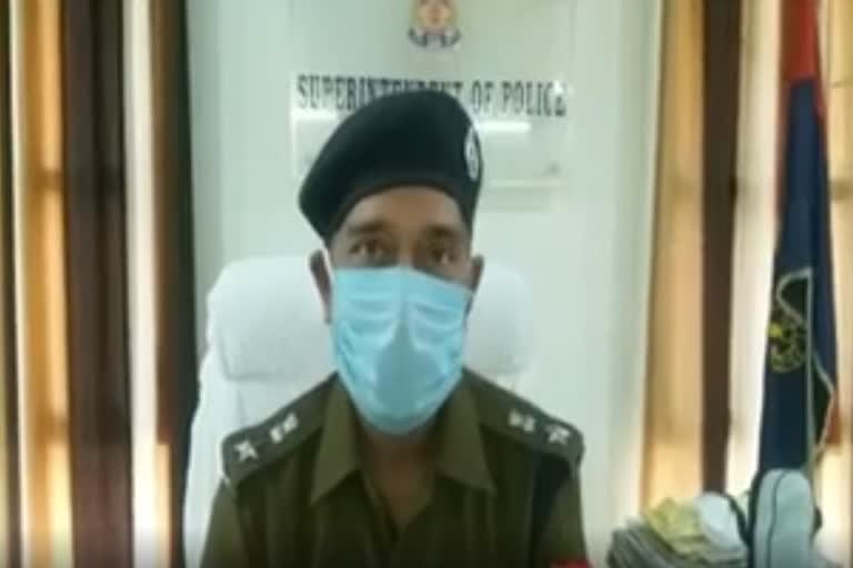 जानकारी देते पुलिस अधीक्षक राम बदन सिंह .