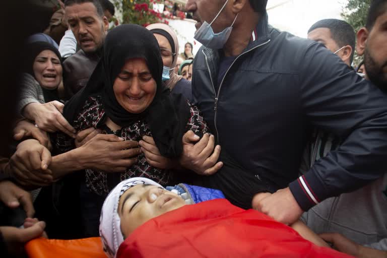 Young Palestinians shot dead by Israeli forces