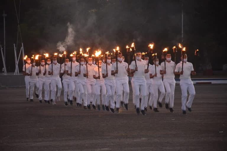 જામનગર: INS વાલસૂરામાં બીટિંગ ધ રિટ્રીટ અને પરેડ યોજાઈ, જવાનોએ રજૂ કર્યા અદ્ભુત કરતબો