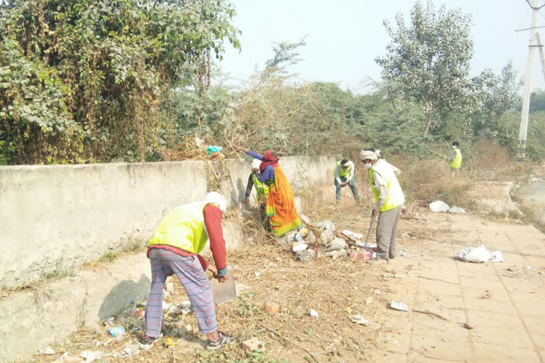 The administration got into action, started cleaning the pavement in delhi