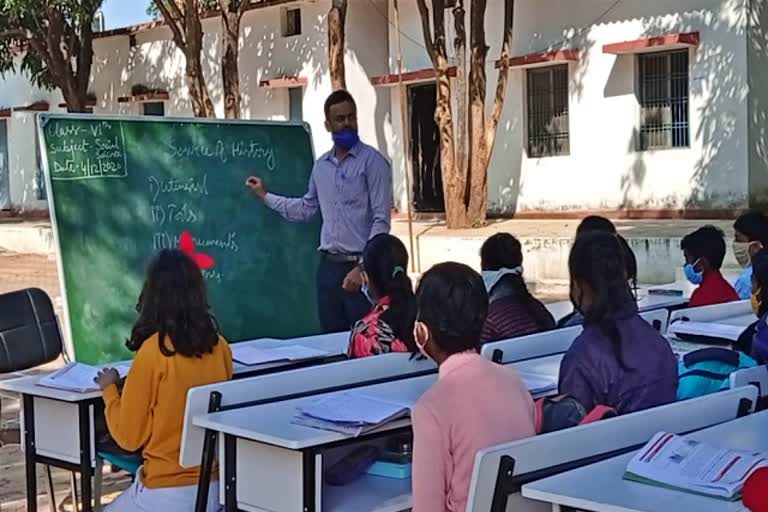 children-showing-interest-in-studying-in-government-english-medium-school-in-balrampur