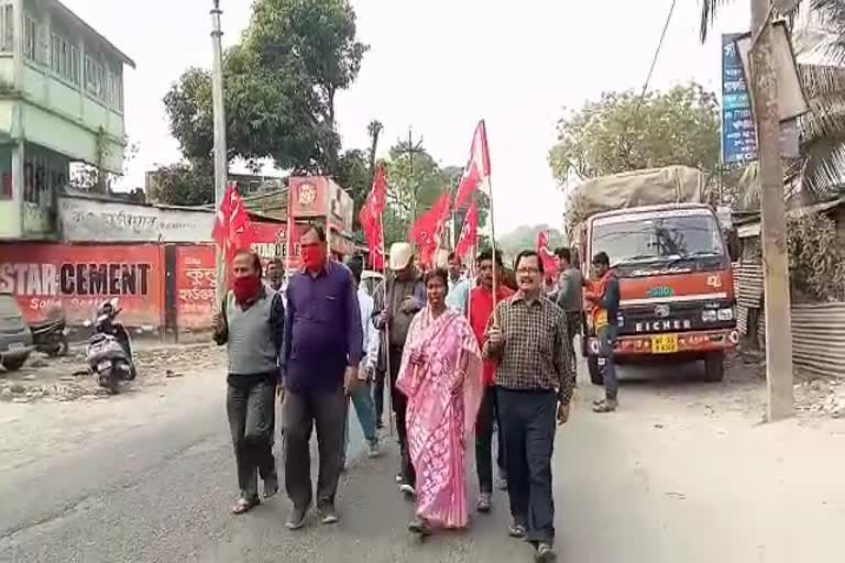 কৃষকদের ভারত বন্ধের ডাক, সমর্থনে প্রতীকী বন্ধ হেমতাবাদে