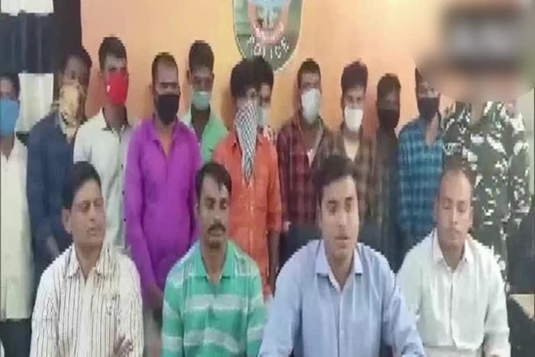 Naxal  Twelve naxals surrender  Andhra Pradesh Police Naxals  വിശാഖപട്ടണത്ത് പന്ത്രണ്ട് നക്‌സലുകൾ കീഴടങ്ങി  പന്ത്രണ്ട് നക്‌സലുകൾ കീഴടങ്ങി  നക്‌സലുകൾ കീഴടങ്ങി  twelve-naxals-surrender-in-vishakapatnam  twelve naxals surrender