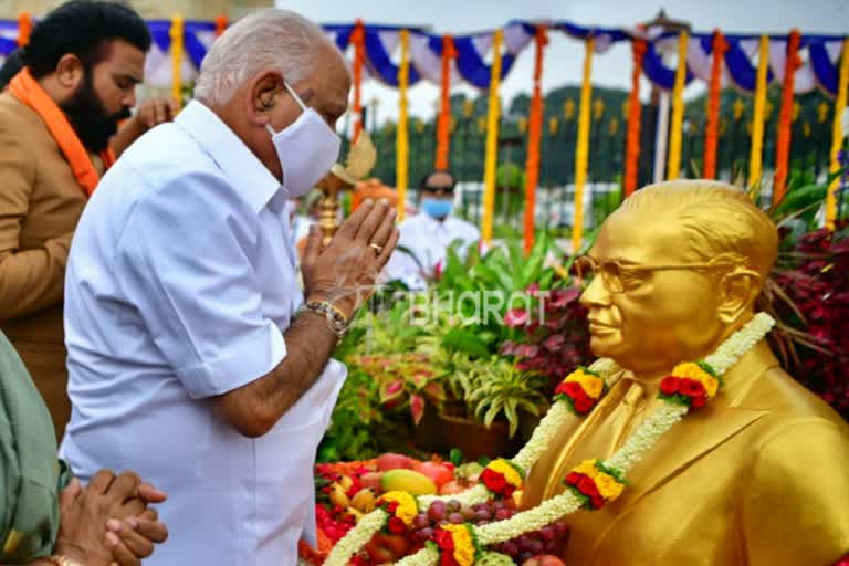 ವಿಧಾನಸೌಧದಲ್ಲಿ ಡಾ.ಅಂಬೇಡ್ಕರ್ ಪ್ರತಿಮೆಗೆ ಪುಷ್ಪನಮನ ಸಲ್ಲಿಸಿದ ಸಿಎಂ