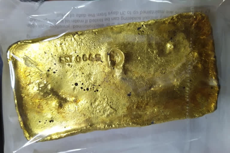 Gold smuggling cases in Delhi  Customs recovered gold  Customs officials arrested six people  Gold in cigarettes  ഡൽഹി വിമാനത്താവളത്തിൽ നിന്ന് സ്വർണം പിടികൂടി  ആറ് പേരെ കസ്റ്റംസ് അറസ്റ്റ് ചെയ്‌തു  1.79 കോടി വിലമതിക്കുന്ന സ്വർണം പിടികൂടി  ഡൽഹി അന്താരാഷ്‌ട്ര വിമാനത്താവളം  സിഗരറ്റിൽ സ്വർണം കടത്താൻ ശ്രമിച്ചു