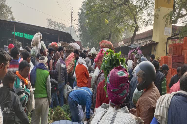 दुबग्गा सब्जी मंडी में नहीं कोरोना का खौफ