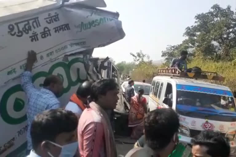 Collision between bus and pickup in Jamshedpur