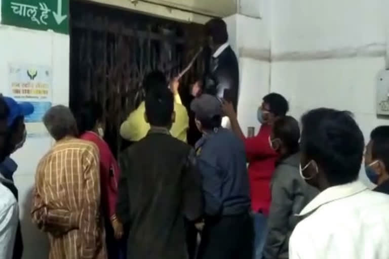 Patients stuck in lift