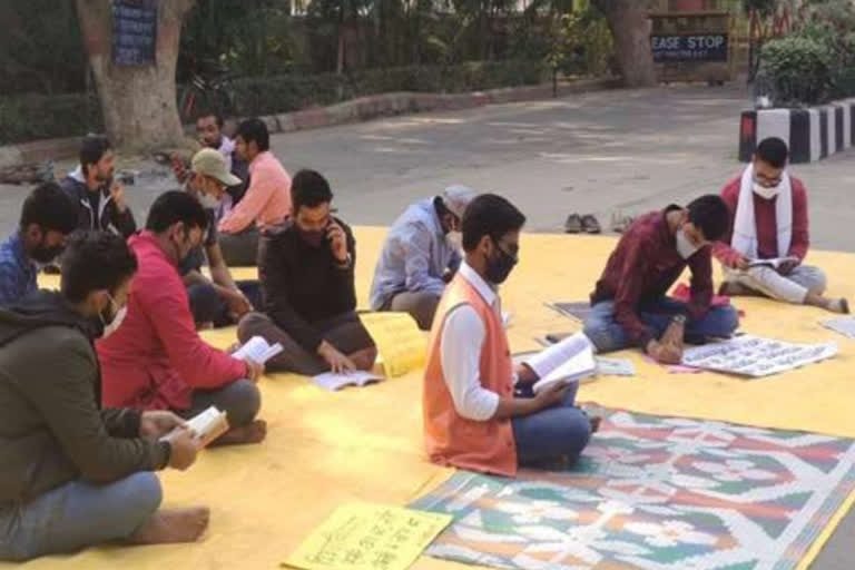 bhu students protest outside vc residence in varansi