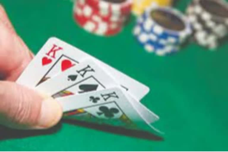 crime branch raid gambling place in akkalkot in solapur