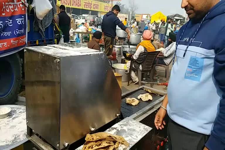 Agitating farmers set up roti-making machines