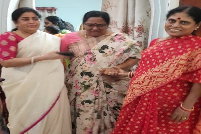 Vijayamma visits former MLA's wife