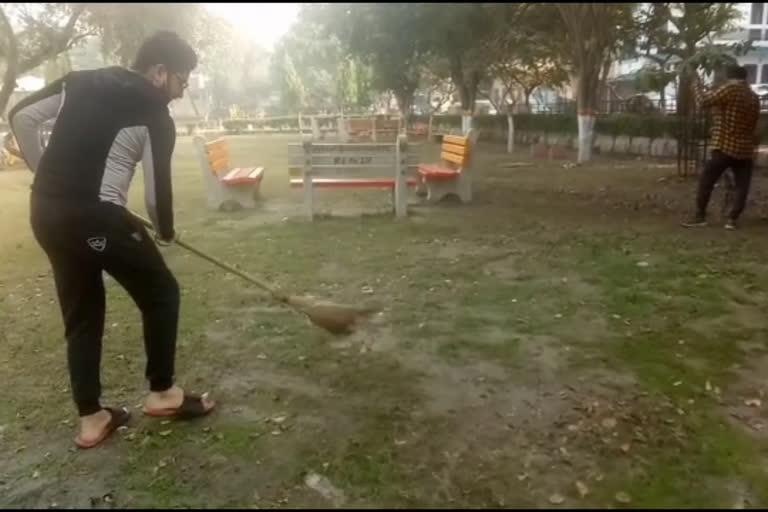 Local people are running a cleanliness drive every Sunday in Sector 6 Rohini  in Delhi