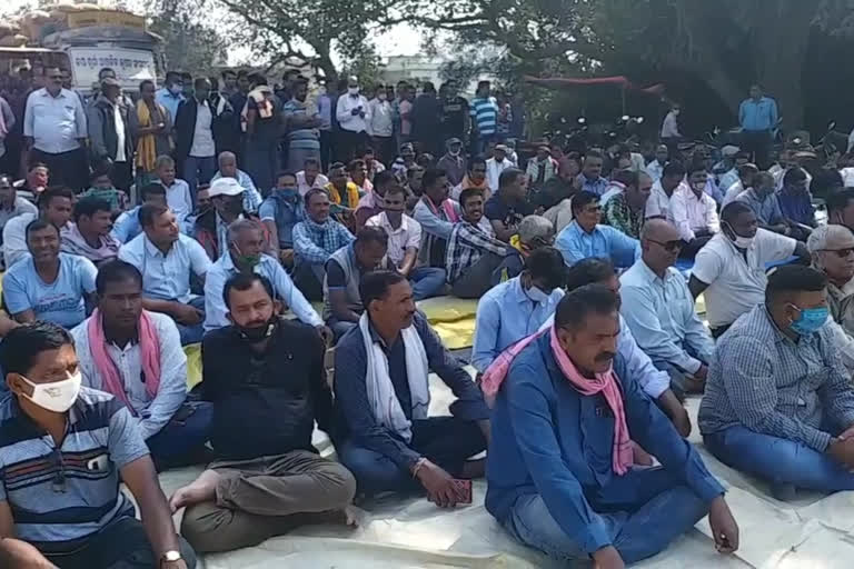 Odisha farmers  Odisha farmers block roads  Paddy procurement system  Paschim Odisha Krushak Sangathan Samanway Samiti  POKSSS convenor Lingaraj  Sambalpur  പശ്ചിമ ഒഡീഷ  ഒഡീഷയിൽ കർഷകർ റോഡ് ഉപരോധിച്ചു