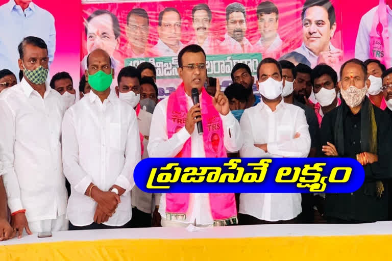 trs leaders celebrations to winning ghmc elections in khuthbullapur constituency