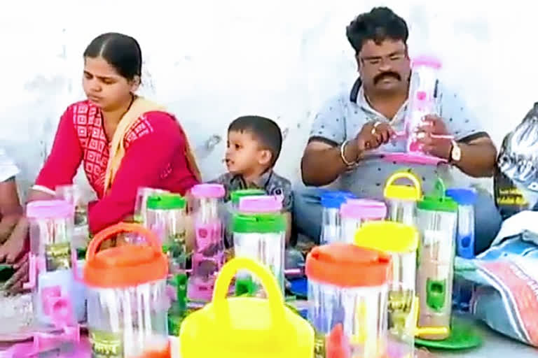 Kalaburagi couple feeding food for birds news