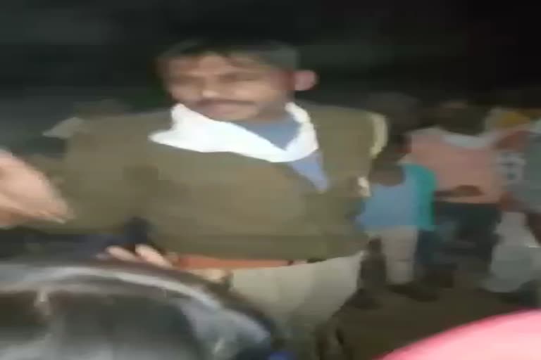 शराब के नशे में धुत पुलिसकर्मियों ने किया हंगामा.