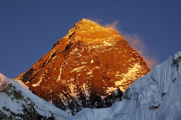 Revised height of Mt Everest  Mt Everest's height  world's tallest peak's height  China-Nepal deal  Nepal announce revised height of Mt Everest  2015 earthquake  height of Mount everest changed after earthquake  எவரெஸ்ட் சிகரம்  எவரெஸ்ட் சிகரத்தின் புதிய உயரம் அறிவிப்பு  எவரெஸ்ட் சிகரத்தின் புதிய உயரம்