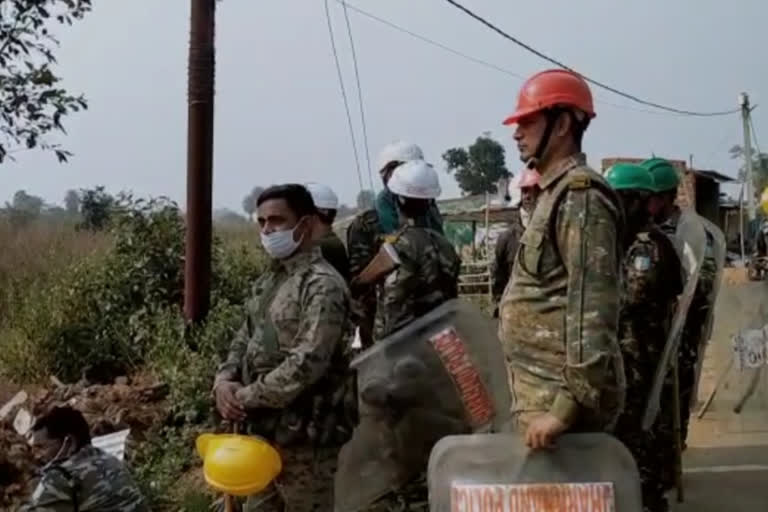 12 people protesting against power sub station work arrested in dhanbad